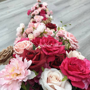 Composition florale rose vif pour centre de table de mariage, rangée de roses, décoration de table avec fleurs rouges, chemin de table - Product Image 6