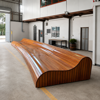 Banc de patio extérieur en bois massif 4 places, structure métallique, design moderne et épuré, assise multi-sections, écologique, durable, pour parc aquatique