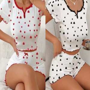 Nouvel ensemble de pyjama pour femmes de style européen et américain avec boutons côtelés imprimés en forme de cœur, adapté à la fois aux tenues décontractées et à l'usage quotidien. - Product Image 1