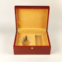 Boîte à parfum en bois haute brillance avec insert en mousse EVA pré-découpée, logo personnalisé, charnière et fermoir métalliques, coffret cadeau de luxe pour parfum, vente en gros pour marques