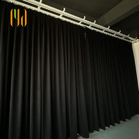 Rideau de scène moderne plissé en vente chaude, rail motorisé robuste pour théâtre, école, auditorium, techniques de tissage, 100% polyester