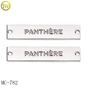 Tùy Chỉnh Hình Chữ Nhật Tên May Mặc Tấm Hợp Kim Kẽm Giày Khắc Logo Thẻ Mang Nhãn Hiệu Kim Loại May Nhãn Maker - Product Image 1