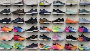 Chaussures de course à lacets en maille dégradée bleu et blanc, légères et respirantes, pour hommes et femmes, pour le sport, la marche, la course et le fitness - Product Image 5