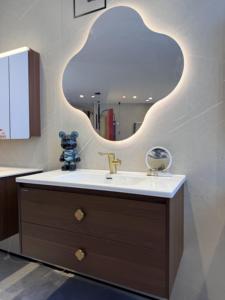 Ensemble de meuble-lavabo moderne en bois massif flottant avec miroir à éclairage tactile et fonctions anti-buée - Product Image 4