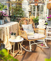 Fauteuil à bascule moderne en rotin - Pivotant et capitonné pour balcon, salon, extérieur ; Chaise longue confortable pour une personne