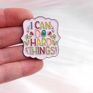 Spilla in metallo personalizzata con frase corta di colore rosa all'ingrosso che incoraggia le parole Motivazione della spilla con smalto duro e morbido - Product Image 1