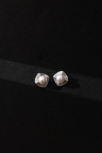 Versailles-inspired Vintage Feel, Light Luxury, Retro Wave Design, Subtly Adorned with Natural Aurora Pearl Stud <strong>Earrings</strong>. - Product Image 5