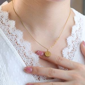 Collares con Colgante Modernos 2026, Joyería Minimalista Hipoalergénica, Acero Inoxidable 316L, Chapado en Oro PVD de 18k, Collar con Diseño de Sonrisa para Mujer - Product Image 3