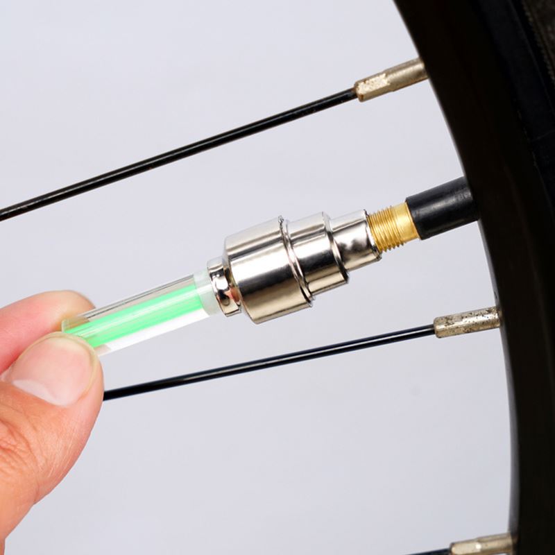 4 PC Luci a ruote LED Luci colorate per pneumatici tappi per gambo della valvola intelligente Castola per pneumatici ricaricabile lampada lampeggiante per per camion di auto |.I cappelli illu