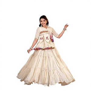 Ensemble Choli traditionnel en crème avec broderies et bordure colorée pour femmes, tenue de mariage style Inde Pakistan - Product Image 1