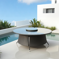 Salon de Jardin en Rotin Marron Foncé | Table Ronde en Verre, Chaises Mixtes Courbes/Droites | Pour Patio, Jardin, Extérieur