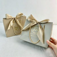 Sacs en papier personnalisés de luxe pour vêtements, sacs cadeaux avec poignées en ruban