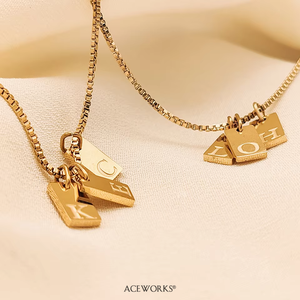 Etiqueta Rectangular con Iniciales |   Colgante de Letra del Alfabeto Grabado en Acero Inoxidable Chapado en Oro PVD de 18K |   Impermeable, Hipoalergénico - Product Image 4