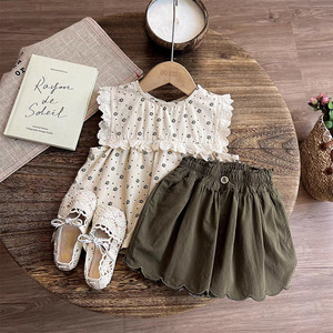 Nuovo Set Abbigliamento <span class=keywords><strong>Bambina</strong></span> 2026 Stile Floreale: Top a Maniche Corte con Piccoli Fiori e <span class=keywords><strong>Pantaloncini</strong></span> Ondulati - Completo Dolce per Neonata - Product Image 1
