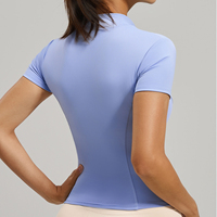 Haut de yoga à manches courtes haute performance avec ajustement compressif et propriétés absorbantes pour les entraînements intenses
