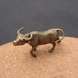 Porte-clés en laiton antique en forme de bœuf, accessoire créatif pour clés de voiture, figurine de bœuf porte-bonheur, pièce décorative à tenir à la main - Product Image 1
