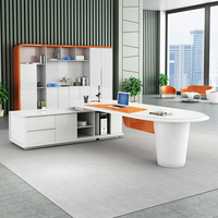 Bureau de direction moderne en forme de L, blanc brillant, avec armoire latérale orange et hub d'alimentation