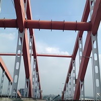 Conception de pont en acier moderne, structure architecturale esthétique personnalisée pour parc piétonnier et aménagement urbain
