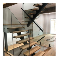 Escalier flottant préfabriqué moderne en acier au carbone à poutre unique avec marches en bois de hêtre et chêne, garde-corps en verre, durable, pour hall de villa, usage intérieur