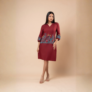 Vestido Corto de Lino Color Granate Premium con Delicado Bordado Floral y Escote en V para Mujer - Product Image 3