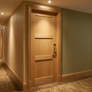 Juego de Puertas Interiores Modern Horizon de 3 Paneles con Acabado Liso en Chapa de Madera de Teca Natural y Marco a Juego - Product Image 3