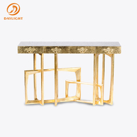 Console moderne de luxe avec pieds géométriques dorés, plateau en marbre noir, miroir rond, table d'entrée pour couloir, mobilier haut de gamme