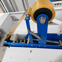 Scelleuse automatique de cartons avec système d'impression et d'étiquetage et ajustement adaptatif des boîtes pour l'automatisation de l'emballage en entrepôt