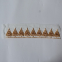 Bordure en dentelle brodée de perles et de sequins en feuille d'or, avec ruban perlé superposé en forme de pétales sur maille pour la confection de robes