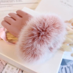 Gants d'hiver 2026 pour <span class=keywords><strong>femme</strong></span> en fausse fourrure et <span class=keywords><strong>cuir</strong></span> PU, chauds, compatibles écran tactile, avec revers chaud, pour l'extérieur, prix d'usine, vente en gros - Product Image 3