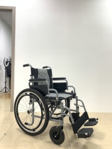 Silla de Ruedas Manual Ligera Plegable de Aluminio Plateado con Cojín Transpirable Acolchado con Diseño de Diamantes para Pacientes Mayores y Discapacitados - Product Image 3
