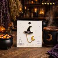 Broche émaillée souple Chapeau de sorcière d'Halloween, Pendentif lune, Chaîne dorée, Bijoux fantaisie, Badges en gros, Fabrication OEM personnalisée