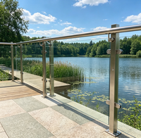 Poteau de balustrade architectural en acier inoxydable à montage en surface avec plaque de base pour garde-corps en verre de balcon et terrasses extérieures