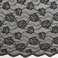 Kain renda poliester hitam dengan tepi bergelombang motif bunga mawar