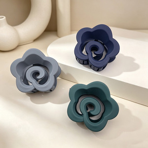 Pinzas de pelo de plástico con flor de camelia de 6 cm, estilo francés mate, antideslizantes, con diseño floral, accesorios dulces para el cabello para mujeres. - Product Image 4