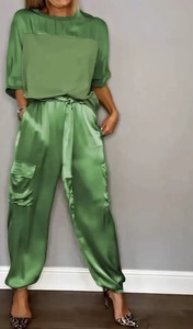 Komfortabler Loser Damen-Anzug mit Glänzender Satin-Bluse und Hose mit Hoher Taille und Kordelzug - Product Image 5