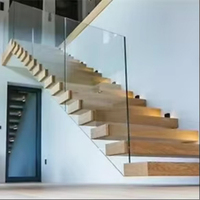 Escalier flottant en chêne avec balustrade en verre
