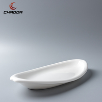 Assiettes en porcelaine orientale de luxe Japandi écologiques, émaillées, personnalisables, design en forme de bateau pour poissons, pour hôtels et restaurants