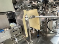 Machines de remplissage et d'emballage automatiques CE pour sachets souples rotatifs, détergent liquide, boissons aux fruits, scellage de sachets Doypack Mylar et jus