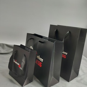 Sacs shopping en papier noir mat personnalisés, sacs cadeaux avec poignée en ruban satiné, impression de logo personnalisée pour l'emballage de produits électroniques en détail - Product Image 4