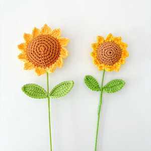 Bouquet de fleurs en laine tricotée, cadeau de diplôme personnalisé, jolie fleur de tournesol souriante au crochet - Product Image 4