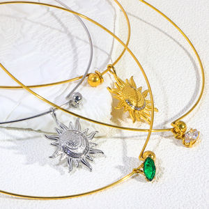 Collana Girocollo JUSNOVA per Donne, Placcata Oro, in Acciaio Inossidabile con Ciondolo Sole e Luna, Zircone Verde, Gioielli Minimalisti Ipoallergenici - Product Image 2