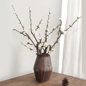 Vente en gros de fleurs artificielles en tissu de soie rose et blanc, branche d'arbre à fleurs de prunier pour la décoration de mariage et de la maison - Product Image 1