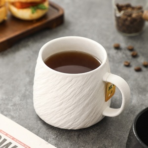 Mug en céramique marbrée créative 400 ml, tasse à café en porcelaine style nordique avec poignée dorée, texture pierre, pour cadeau d'affaires - Product Image 3