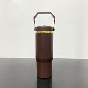 Vaso Térmico de Viaje con Popote Abatible de 30oz, Recubrimiento en Polvo Color Chocolate, con Base Dorada Espejo - Product Image 3