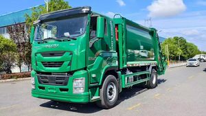 Camion à ordures compacté ISUZU GIGA 4X2 d'occasion, neuf, avec 240 ch - Product Image 5