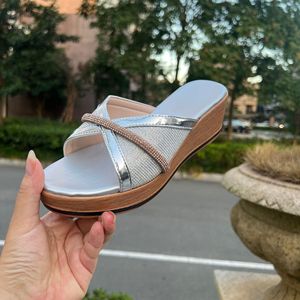 Sandalias de verano versátiles para mujer con tacón de cuña, diseño de diamantes y grano de madera, que aumentan la altura, para exteriores - Product Image 2
