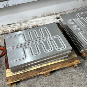 Plaque de refroidissement en alliage d'aluminium avec canaux de circulation en cuivre pour les équipements électroniques médicaux et les applications énergétiques renouvelables - Product Image 2