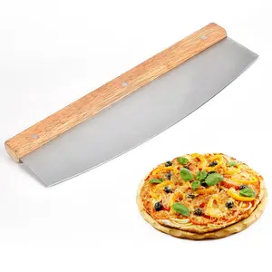 Utensili per pizza di vendita caldi di alta qualità affettatrice per pizza in acciaio inossidabile taglierina a bilanciere mezza luna con manico in legno
