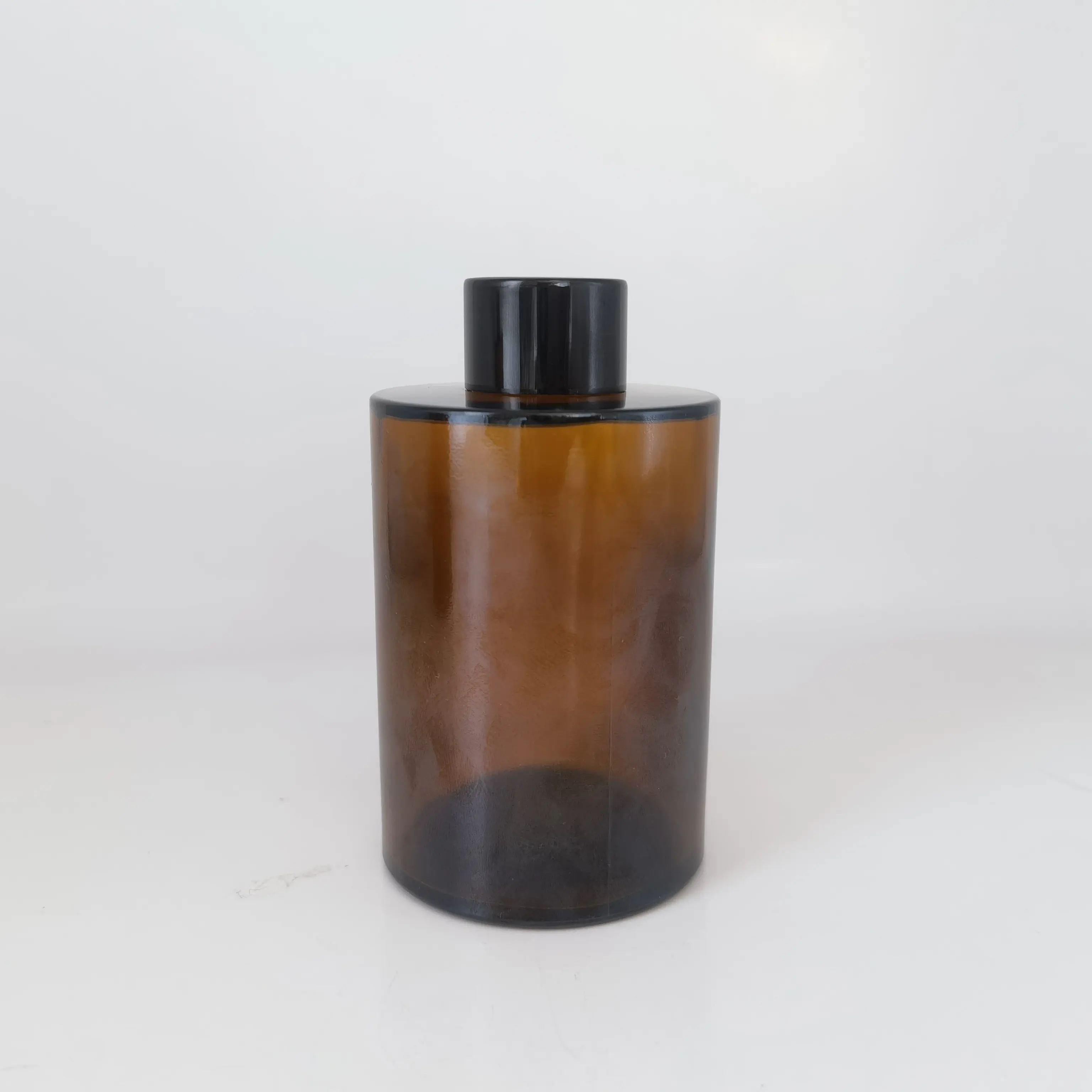Botella redonda de aromaterapia de color ámbar con hombro plano, cosmética con tapa interior botella de cristal, 200ml