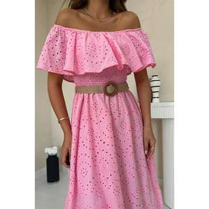 เดรสสีชมพูแบบเปิดไหล่ปักลาย ความยาวปานกลาง เอวสม็อค ทรงเอ ผ้าทอ ระบายอากาศได้ดี สไตล์ลำลอง - Product Image 2
